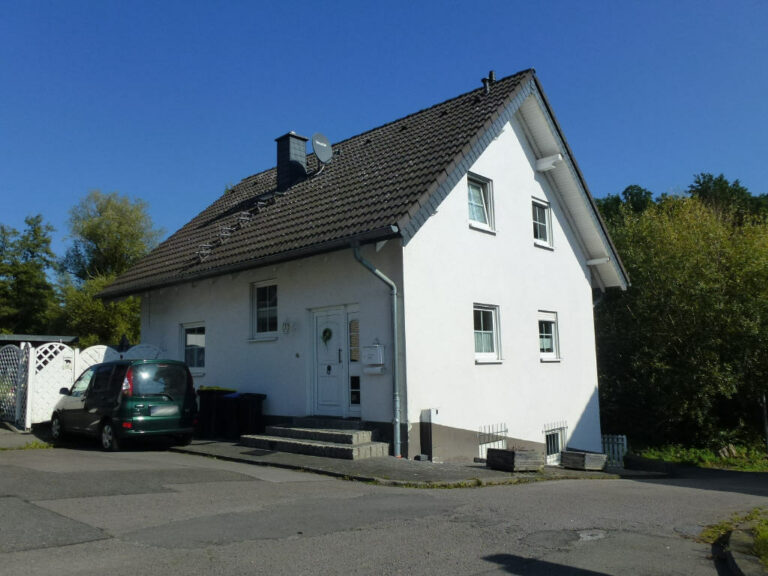 Fröndenberg-Langschede: Aufhübschungsbedürftiges Wohnhaus mit Landhauseinflüssen!