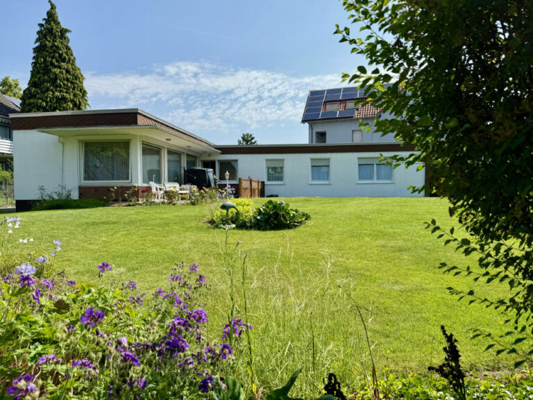 Fröndenberg-Westick: Flachdach-Bungalow mit Gartenoase als perfekter Rückzugsort!