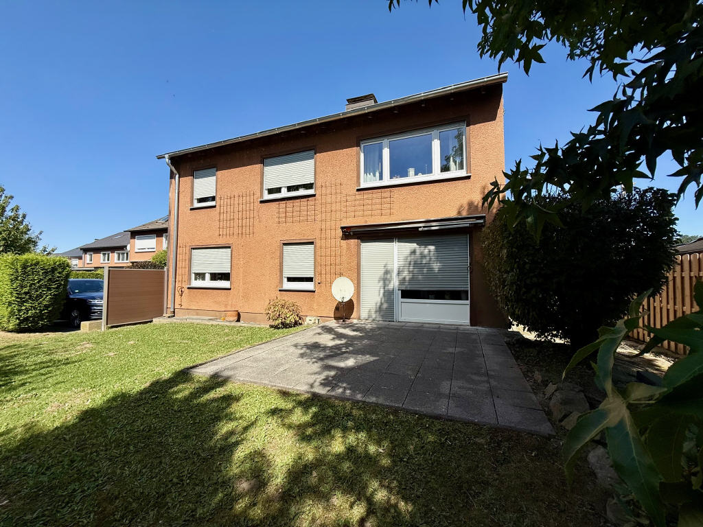 Ansicht Wohnhaus mit Terrasse und Garten