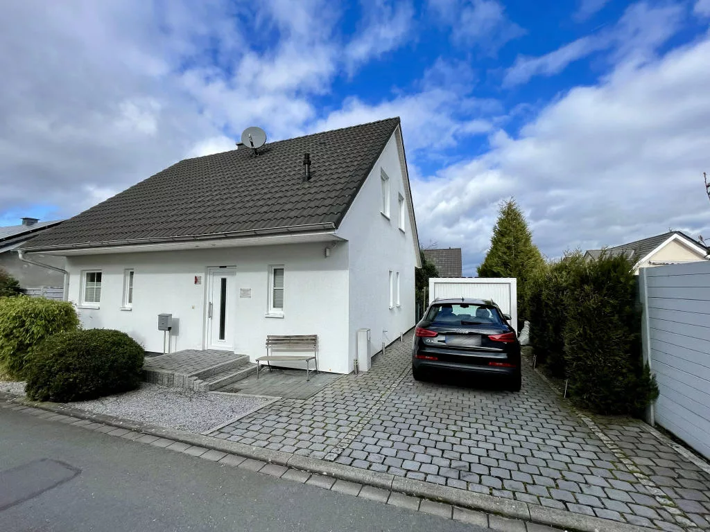 Frontansicht Haus mit Garage