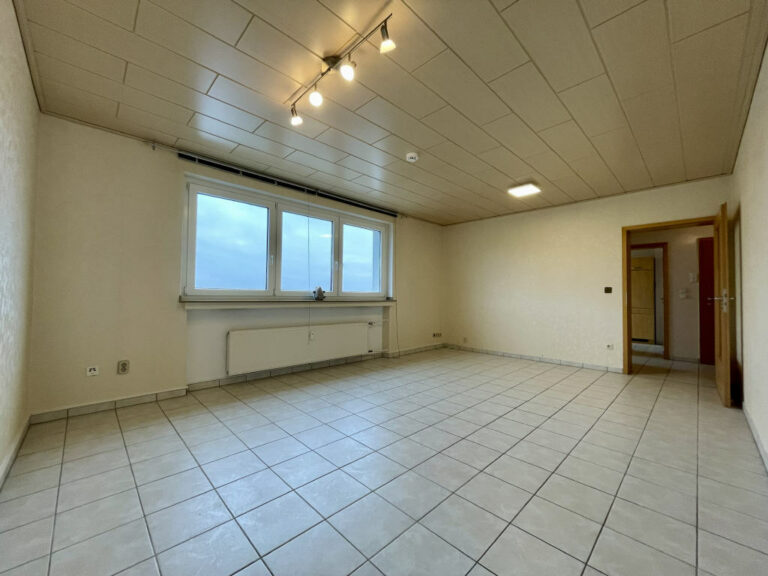 Fröndenberg-Mitte: Das Sauerland im Blick – Eigentumswohnung mit Einbauküche, Loggia und Stellplatz!