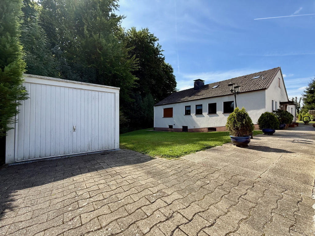 Frontansicht Haus mit Garage