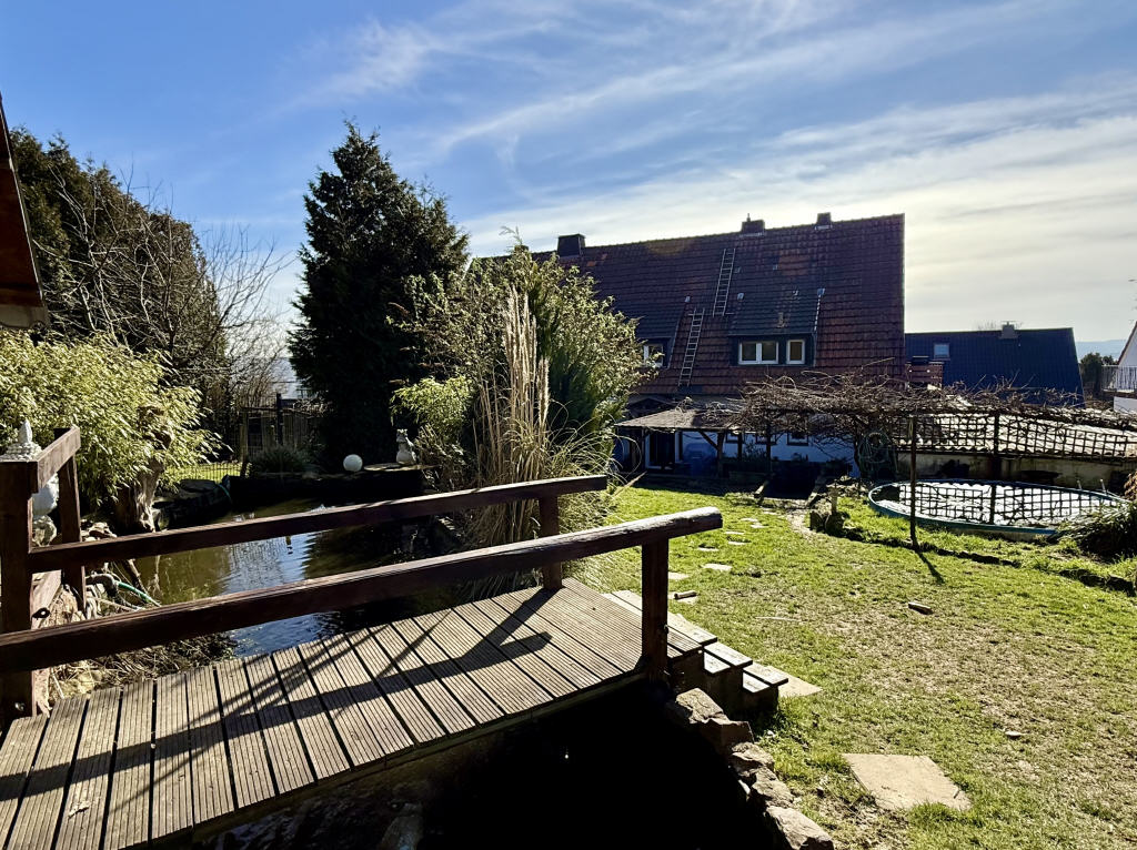 Garten mit Haus-Rückansicht