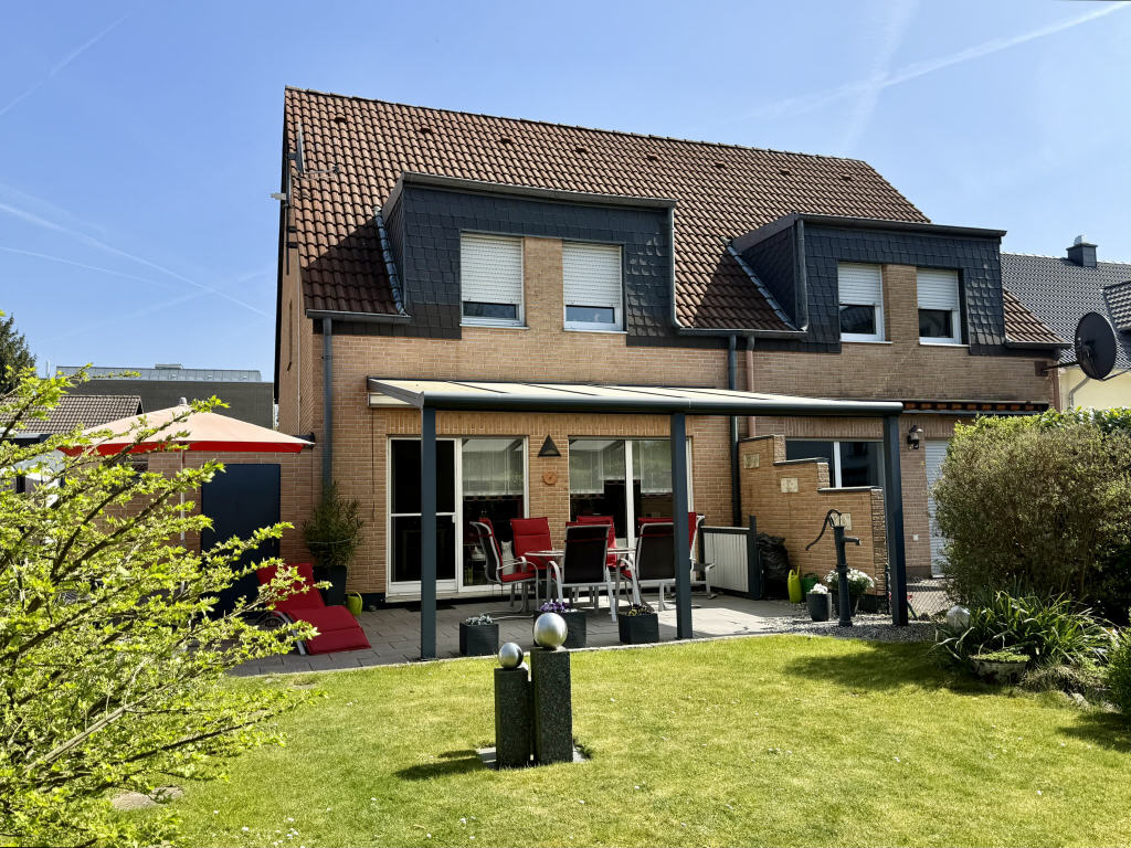 Rückansicht Haus mit Terrasse und Garten
