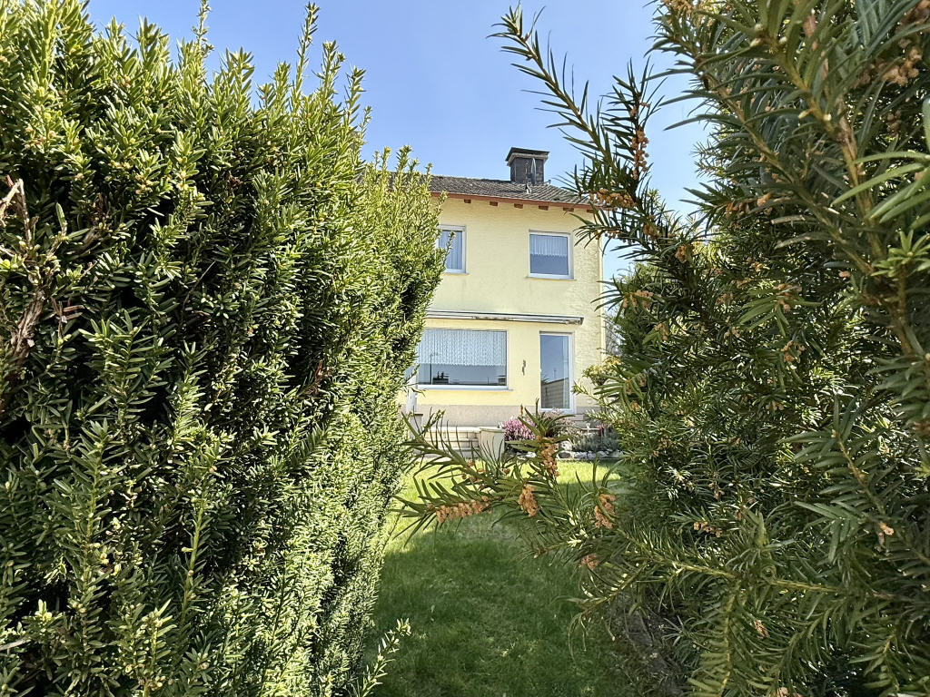 Rückansicht Haus mit Garten