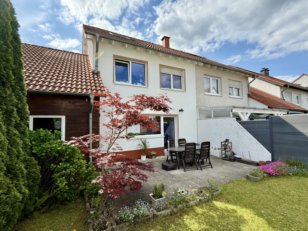 Rückansicht Haus mit Terrasse und Garten