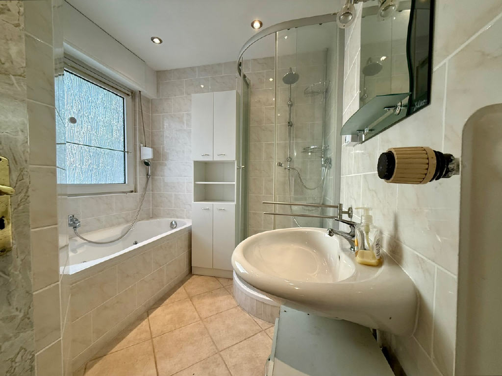 Erdgeschoss: Tageslicht-Vollbad