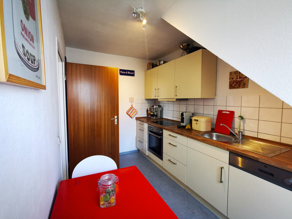 Wohnzimmer mit Zugang zum Balkon