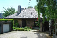 Verklinkerter Bungalow mit Walmdach und Garagen