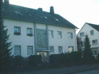 Mehrfamilienhaus mit 4 Garagen in ruhiger Lage