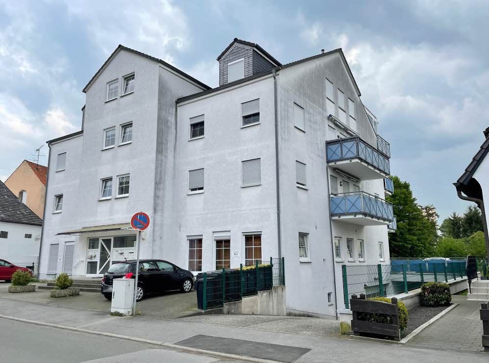 Gebäudeansicht (Frontseite + rechte Balkonseite)