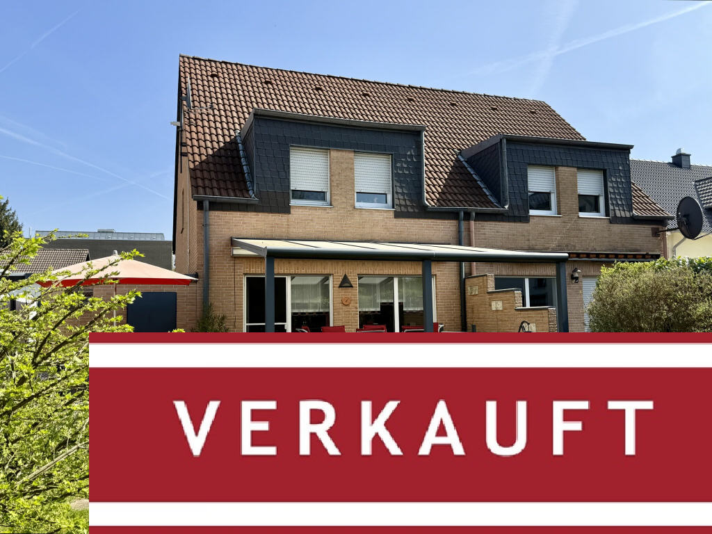 Rückansicht Haus mit Terrasse und Garten