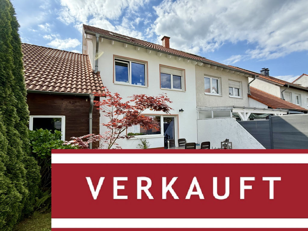 Rückansicht Haus mit Terrasse und Garten