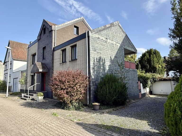 Fröndenberg-Mitte: Großzügiges Wohnhaus mit Doppelgarage – ideal zur individuellen Gestaltung!