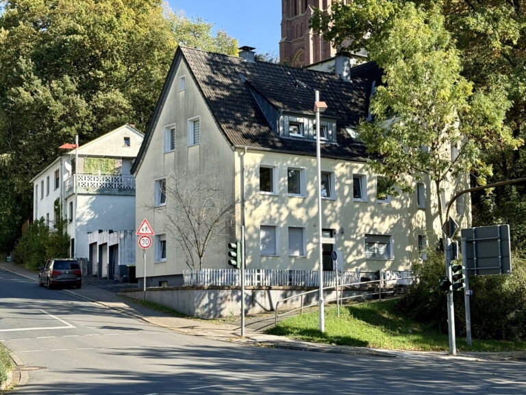 Fröndenberg-Mitte: Mehrfamilienhaus mit drei Garagen in zentraler Lage – Komplett vermietet!
