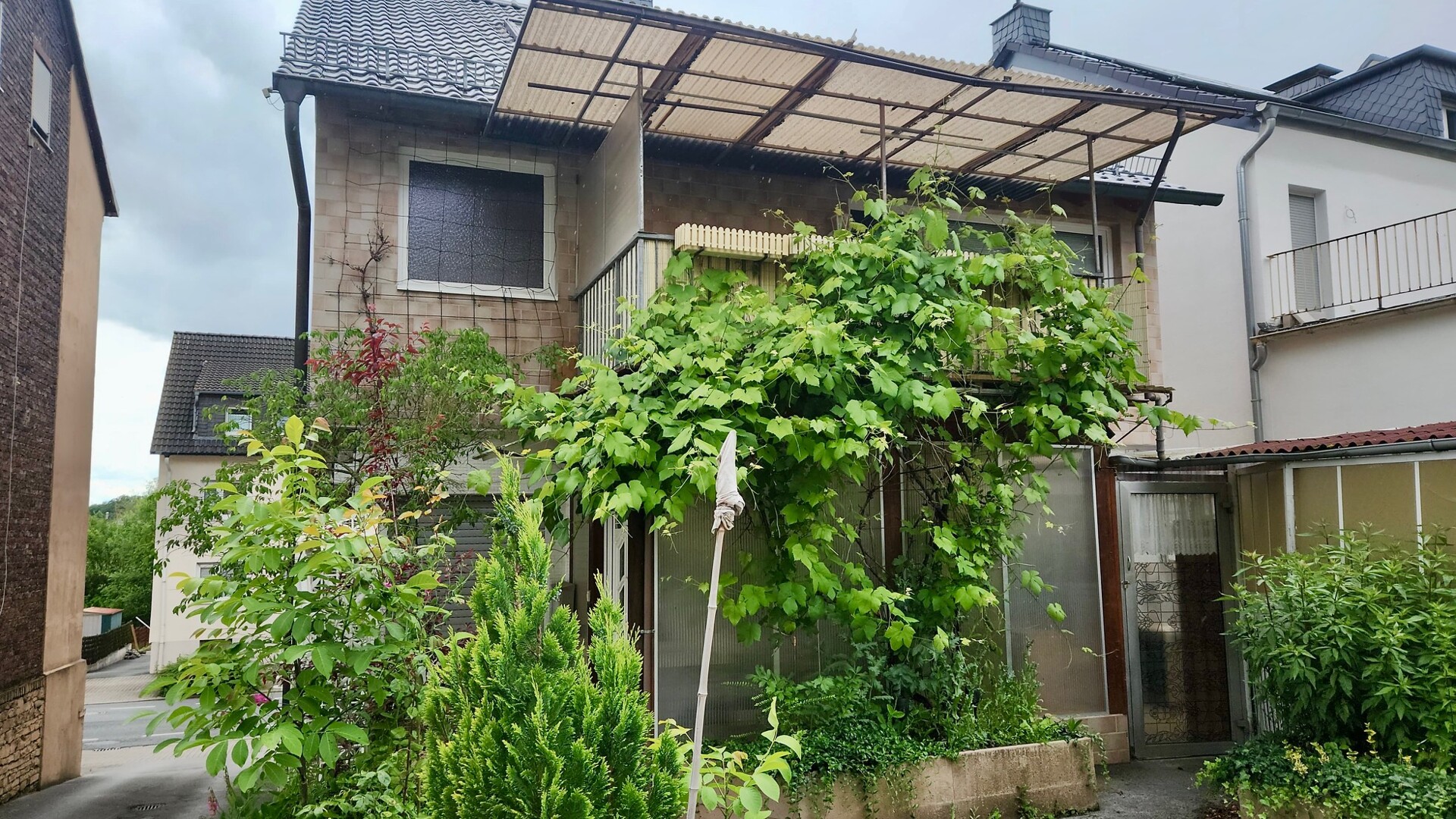 Rückansicht mit Balkon