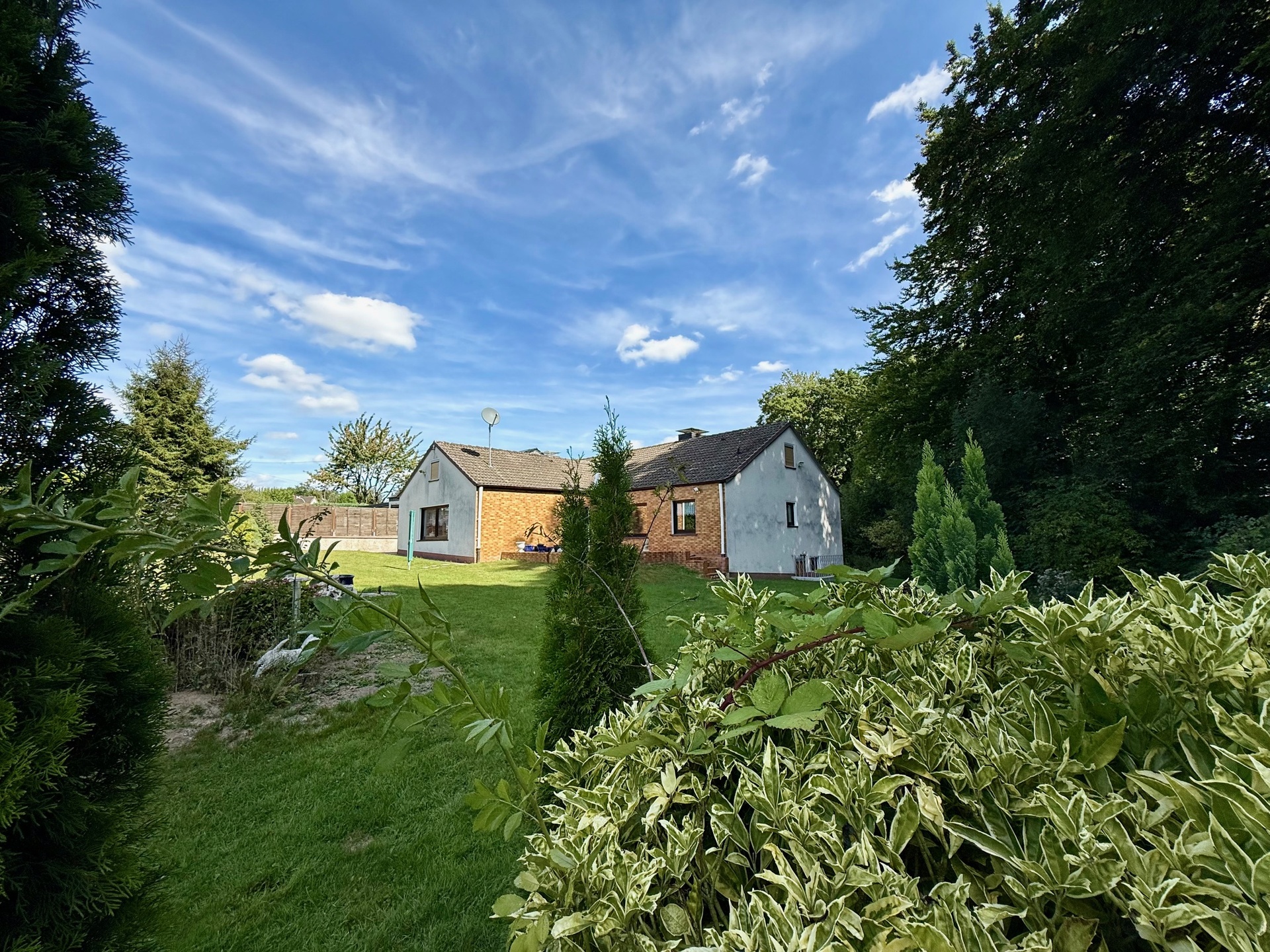 Ansicht Wohnhaus und Garten