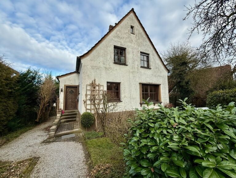 Menden: Freistehendes Wohnhaus mit dem Zauber der 1950er-Jahre in TOP Lage!