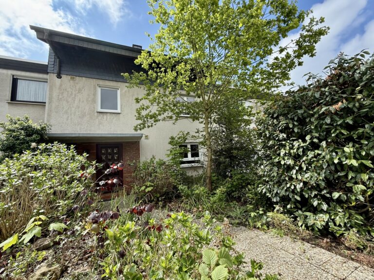Fröndenberg: Zweifamilienhaus mit üppigem Platzangebot für die gesamte Familie plus separater Garage