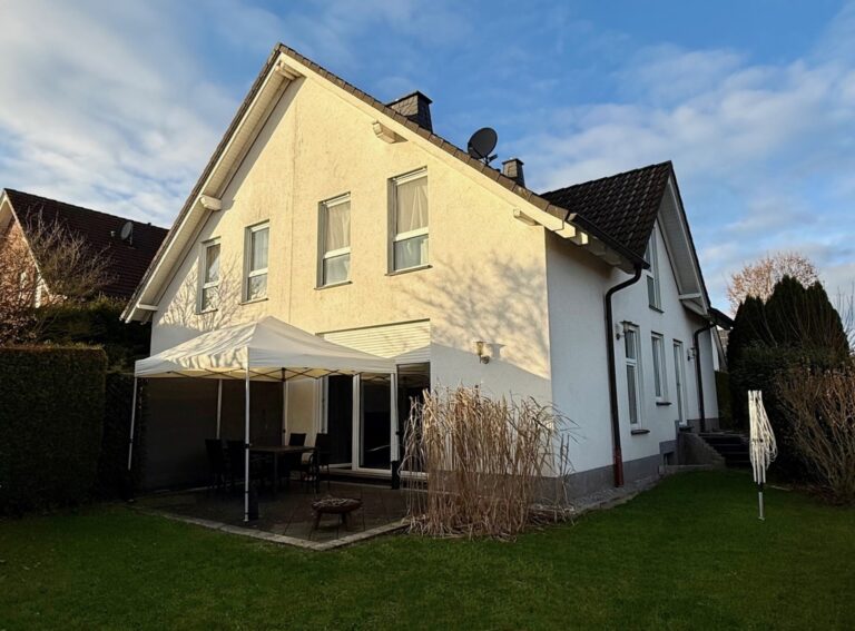 Fröndenberg-Bausenhagen: Ländlich gelegene Doppelhaushälfte mit Garage, Stellplatz, Terrasse und Garten!
