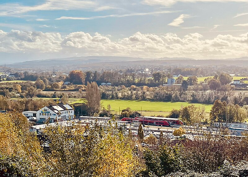 Der Bahnhof von Fröndenberg mit Ausblick zur Nachbarstadt Menden